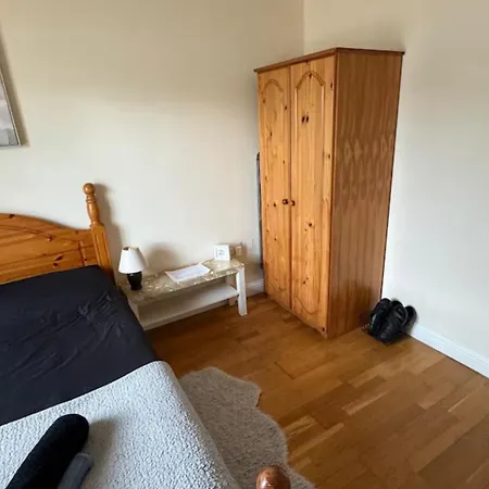 Lovely Bedroom In Newbridge *