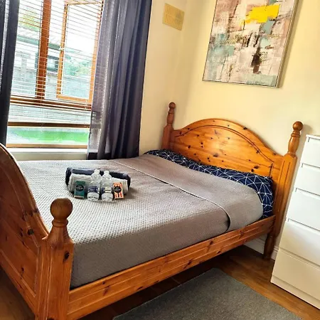 Privatunterkunft Lovely Bedroom In