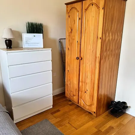 Lovely Bedroom In Accommodatie bij particulieren *