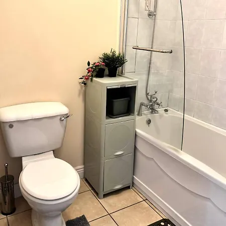 Accommodatie bij particulieren Lovely Bedroom In *