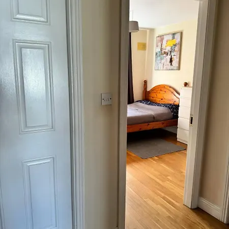 Privatunterkunft Lovely Bedroom In