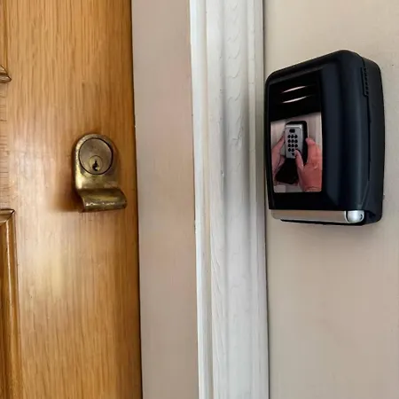 Privatunterkunft Lovely Bedroom In