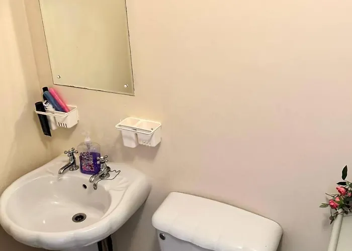 Lovely Bedroom In نيوبريدج