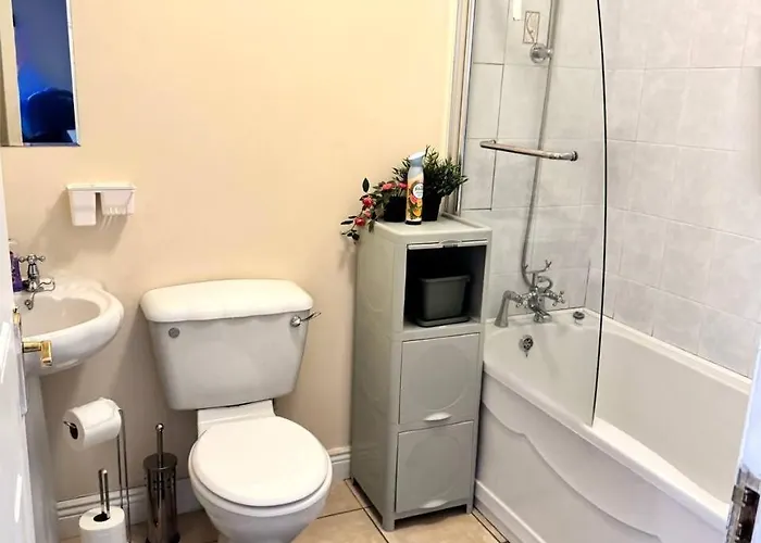 Lovely Bedroom In نيوبريدج